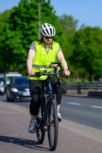 Auf dem Bild ist eine Radfahrerin abgebildet, die eine Testfahrt durchführt auf dem Ring, mittels eines Computers, der am Fahrrad befestigt ist