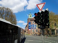 Foto: Bus fahrt an einer Ampel vorbei