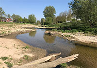 Blick auf eine Kurve der Aa an der Kanalstraße