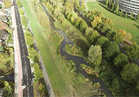 Blick links auf die Straße, mittig der Geh- und Radweg und rechts das Flussbett