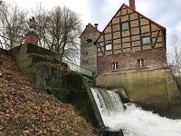 Fachwerkhaus, daneben der Wasserfall