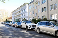 links Fahrbahn, rechts parkende Autos