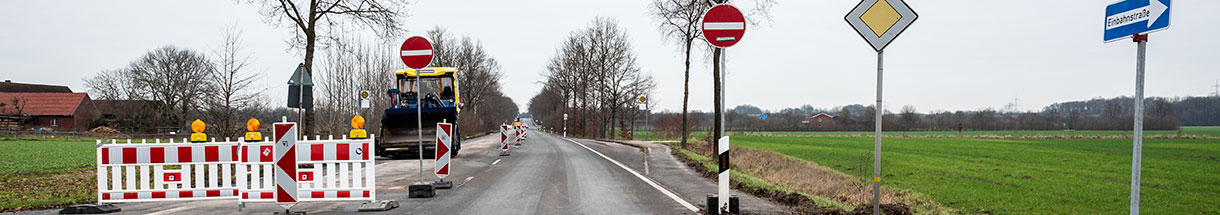 Straßenbaustelle mit Absperrung und Verkehrsschildern