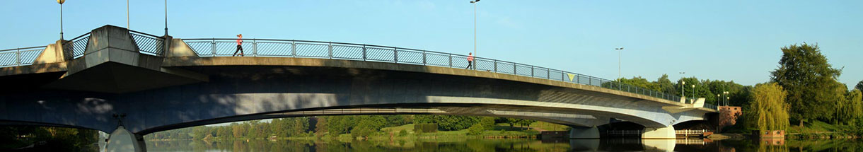 Große geschwungene Brücke über dem Aasee