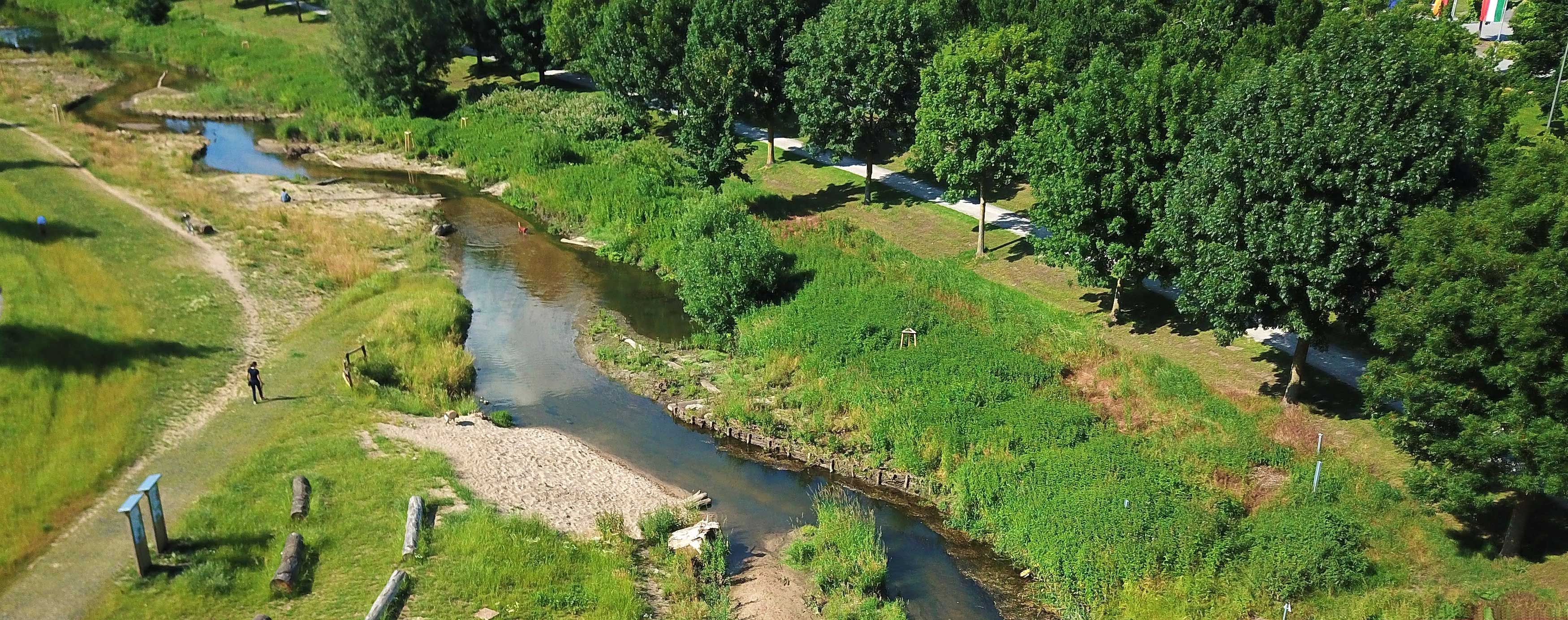 Schrägluftbild: Renaturierte Aa an der Kanalstraße