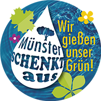 Kampagnenmotiv: 'Münster schenkt aus' - Blätter, Blüten und ein großer Tropfen mit zwei Schriftzügen auf einem runden wasserblauen Hintergrund.