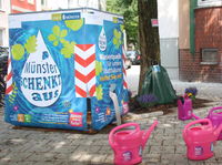 Wassercontainer mit Folie bespannt, die das Kampagnenmotiv zeigt.