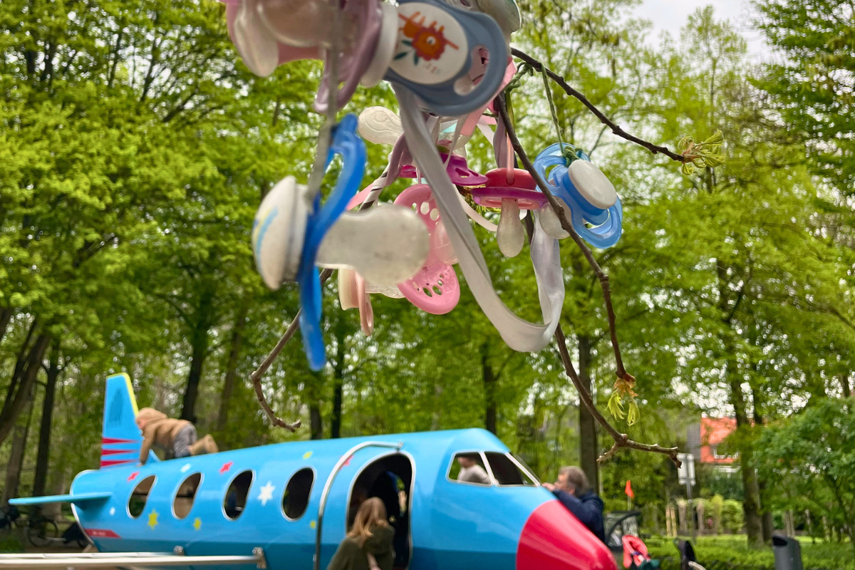 Schnuller hängen im Baum auf dem "Flugzeugspielplatz" am Coerdeplatz.