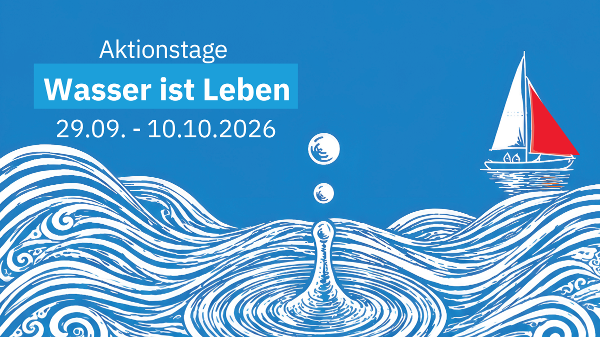 Eine Grafik zeigt Wasser, in das ein Tropfen fällt, sowie den Schriftzug "Aktionstage: Wasser ist Leben 29.09. 10.10.2026"