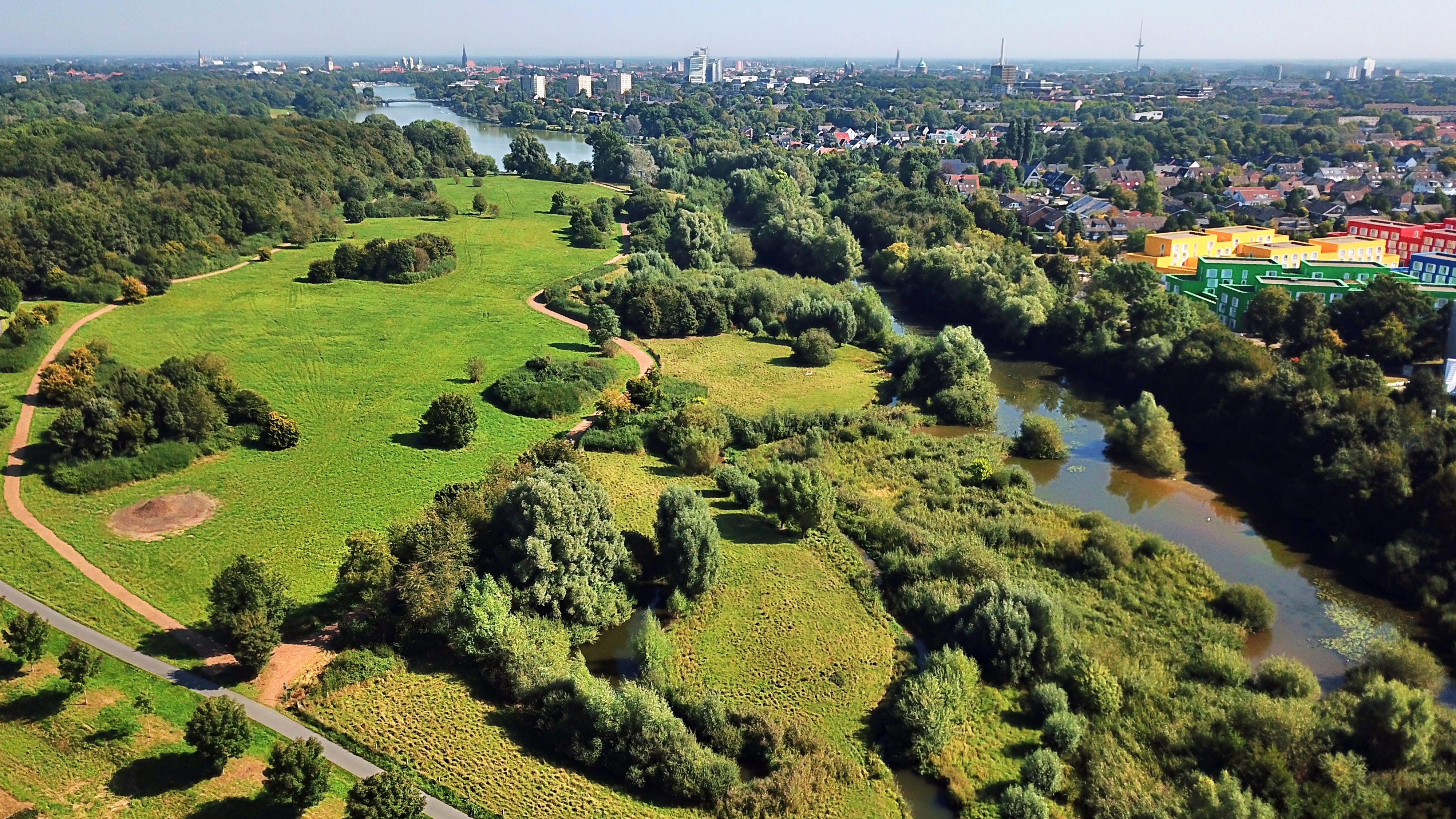 Blick aus der Luft auf die Aa mit Auen und den Aasee