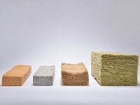 Foto: Michael C. Möller. Verschiedene Dämmstoffe nebeneinander präsentiert.
