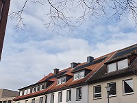 Häuserreihe mit Solarzellen