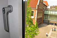 Bild eines offenen Fensters im Sommer.