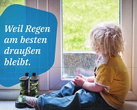 Das "Unser Klima 2050"-Motiv: "Weil Regen am besten draußen bleibt" Das 'Unser Klima 2050'-Motiv: 'Weil Regen am besten draußen bleibt'. Ein kleiner Junge sitzt am Fenster und schaut hinaus in den Regen.