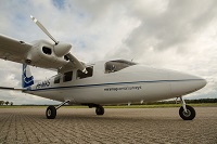 Flugzeug auf dem Boden, schräg von der Seite fotografiert