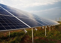 Photovoltaikanlagen, die in einem Solarpark stehen.