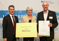 Amtsleiter Heinrich Bruns (rechts) und Birgit Wildt vom Amt für Grünflächen, Umwelt und Nachhaltigkeit nehmen die Auszeichnung entgegen. Foto: BMUB / Sascha Hilgers Amtsleiter Heinrich Bruns und Birgit Wildt vom Amt für Grünflächen, Umwelt und Nachhaltigkeit nehmen die Auszeichnung 'Masterplan-Kommune' entgegen.