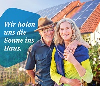 Lächelndes älteres Ehepaar vor einem Haus mit PV-Anlage: "Wir holen uns die Sonne ins Haus"