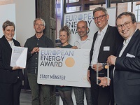 Übergabe des European Energy Awards 2022: Ilga Schwidder (Bundesgeschäftsstelle EEA), Julian Schütte, Pia Niehues (Stadt Münster), Markus Wehling (Stadtwerke Münster), Thomas Möller (Stadt Münster) und Landesumweltminister Oliver Krischer (v.l.)