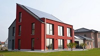 Wohngebäude mit Photovoltaik-Anlage