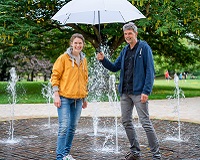 Isabel Scherer und Veit Muddemann von der KLENKO im Südpark vor dem Wasserspiel
