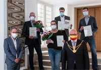 Gruppenbild mit Vertreterinnen und Vertretern der vier ausgezeichneten Firmen und Oberbürgermeister Markus Lewe. (Beim Klick auf das Bild öffnet sich eine größere Bildversion in einem Pop-up-Fenster.)