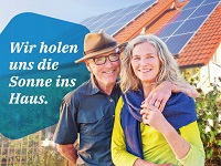Älteres Ehepaar steht vor dem eigenen Zuhause, das mit einer Photovoltaikanöage ausgestattet ist.