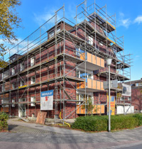 Energieeinsparung und Altbausanierung Ein Haus mit Gerüst