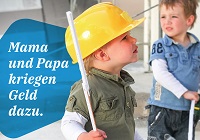 Titel: "Mama und Papa kriegen Geld dazu - Energetisch sanieren. Förderung nutzen." Zu sehen: Kleiner Junge mit Zollstock, Helm und Spielzeughammer, der zu seinen Eltern hochschaut