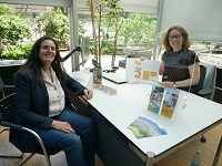 Die Energieberaterinnen Silke Puteanus und Silke Krajewski sitzen sich am Tisch gegenüber