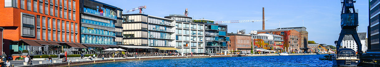 Blick auf die großen Gebäude am Hafenbecken