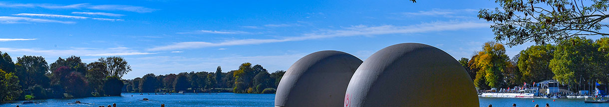 Blick auf den Aasee, im Vordergrund zwei der Betonkugeln, die zur Skulptur 'Giant Pool Balls' von Claes Oldenburg gehören