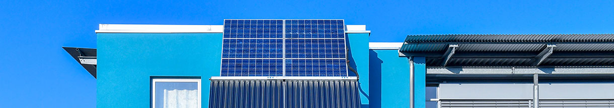 Solarmodule an einer Hauswand