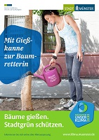 Kampagnenplakat 'Münster schenkt aus' - Frau mit Gießkanne gießt einen Baum - Beim Klick auf das Bild öffnet sich eine größere Version des Bildes in einem Pop-up-Fenster.