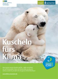 Das Plakat zur "Kuscheln fürs Klima"-Aktion mit zwei kuschelnden Eisbären - Beim Klick auf das Bild öffnet sich eine größere Bildversion in einem Pop-up.