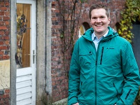 Portraitfoto von KlimaTrainer Thomas Wagner, der vor einem Haus steht.