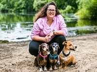 KlimaTrainerin Nadine Limbacher-Gärtner mit ihren drei Hunden in der Natur