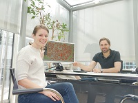 Isabel Scherer und Georg Reinhardt von der KLENKO präsentieren das Solar- und Gründachkataster der Stadt Münster.