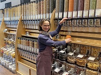 Inhaberin Anja Minhorst von natürlich UNVERPACKT verräumt ihre Produkte.