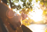 Martin Degener liefert mit seinem Song "Schalt' mal ab!" einen musikalischen beitrag zum Klimaschutz und erinniert an die Earth Hour in diesem Jahr (Foto: Unsplash). Gitarrenspieler im Sonnenschein.