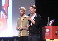 Die KlimaHeroes bei der Präsentation ihrer App Zwei junge Männer auf einer Bühne.