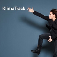 Barbara Fernández von Klimatrack - Der Podcast für klimaschonende Entscheidungen Titelbild: Barbara Fernández springt von der Seite in das Bildfeld und präsentiert den Schriftzug "Klimatrack".
