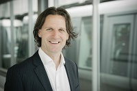 Portraitfoto: Prof. Timo Leukefeld lächelt in die Kamera