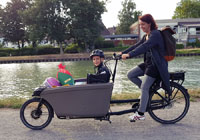 Isabel Siekmann mit Sohn auf einem E-Lastenrad - Beim Klick auf das Bild öffnet sich eine größere Version des Bildes in einem Pop-up-Fenster.