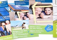 Verschiedene Broschüren auf einem Tisch