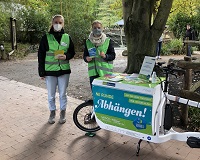 Zwei Klimaberaterinnen am Info-Stand.