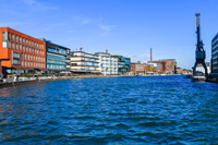 Blick auf den münsterischen Hafen mit Bürogebäuden.