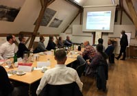 Teilnehmende des Workshops in einem Konferenzraum - Beim Klick auf das Bild öffnet sich eine größere Version des Bildes in einem Pop-up-Fenster.