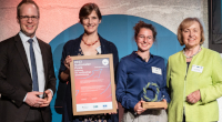 Jutta Höper und Sarah Heinlein von der Fachstelle Nachhaltigkeit erhalten in Berlin den BNE-Preis(Foto: UNESCO)