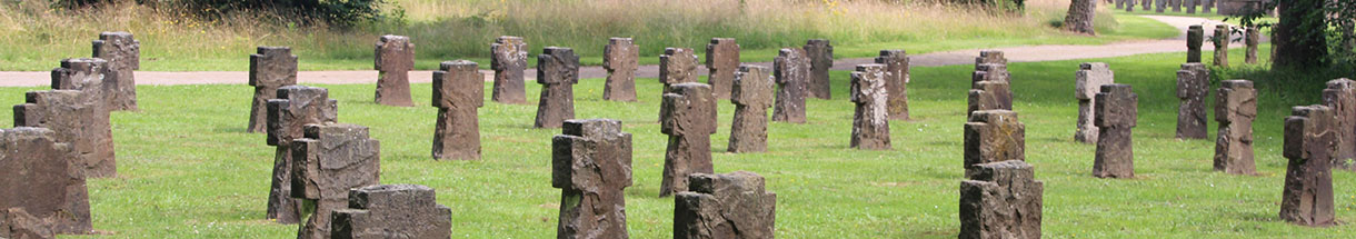 Reihen mit grauen Steinkreuzen